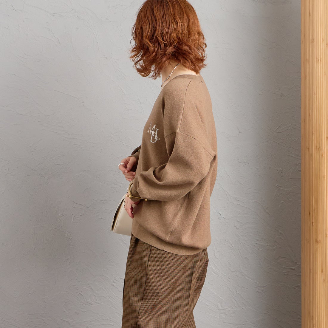 MICA&DEAL × JEANSFACTORY [マイカアンドディール × ジーンズファクトリー] 別注 ワンポイントロゴ Vネックニットプルオーバー [0126408364-JF] MOCHA &&モデル身長：158cm 着用サイズ：F&&