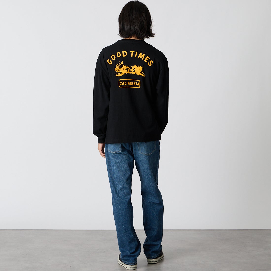 The Endless Summer [エンドレスサマー] GOOD TIME フロッキープリントロングスリーブTシャツ [1280-26774312] 01 BLACK &&モデル身長：175cm 着用サイズ：M&&