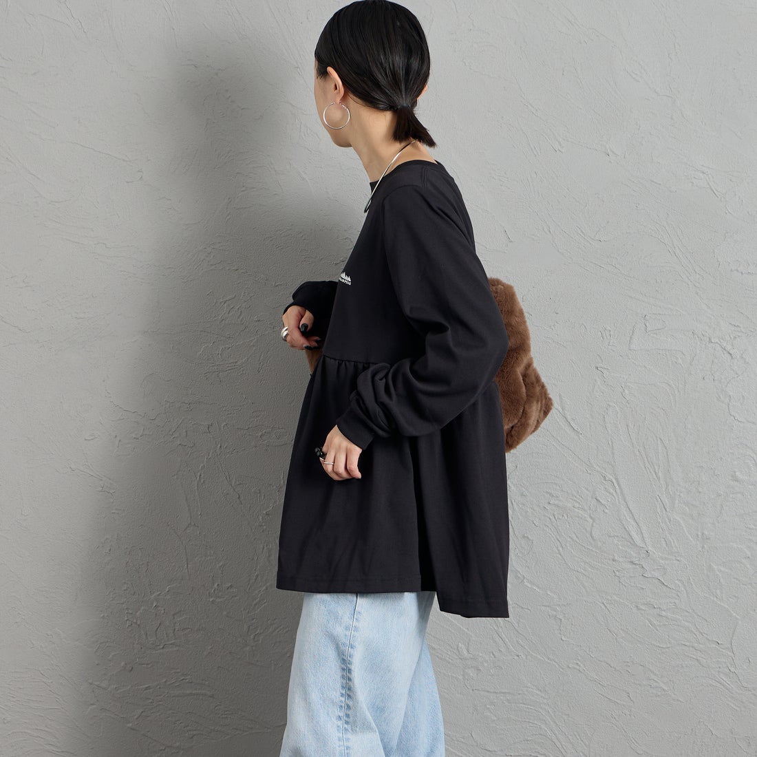 THOUSAND MILE [サウザンド マイル] ウエストギャザー ロングスリーブTシャツ [TM262TC00072] 09 BLACK &&モデル身長：150cm 着用サイズ：F&&
