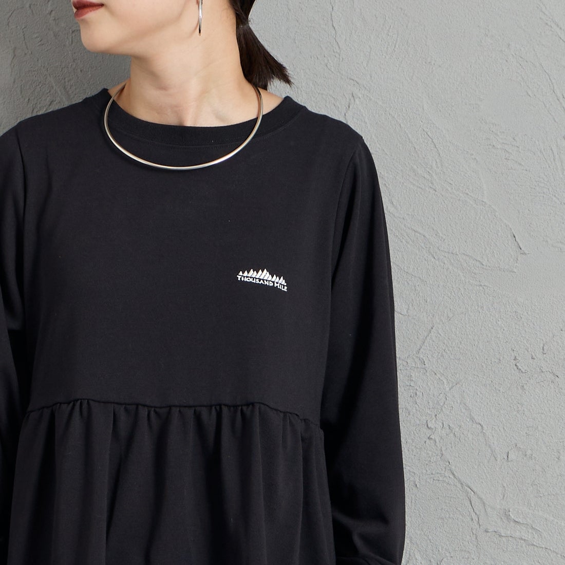 THOUSAND MILE [サウザンド マイル] ウエストギャザー ロングスリーブTシャツ [TM262TC00072] 09 BLACK &&モデル身長：150cm 着用サイズ：F&&