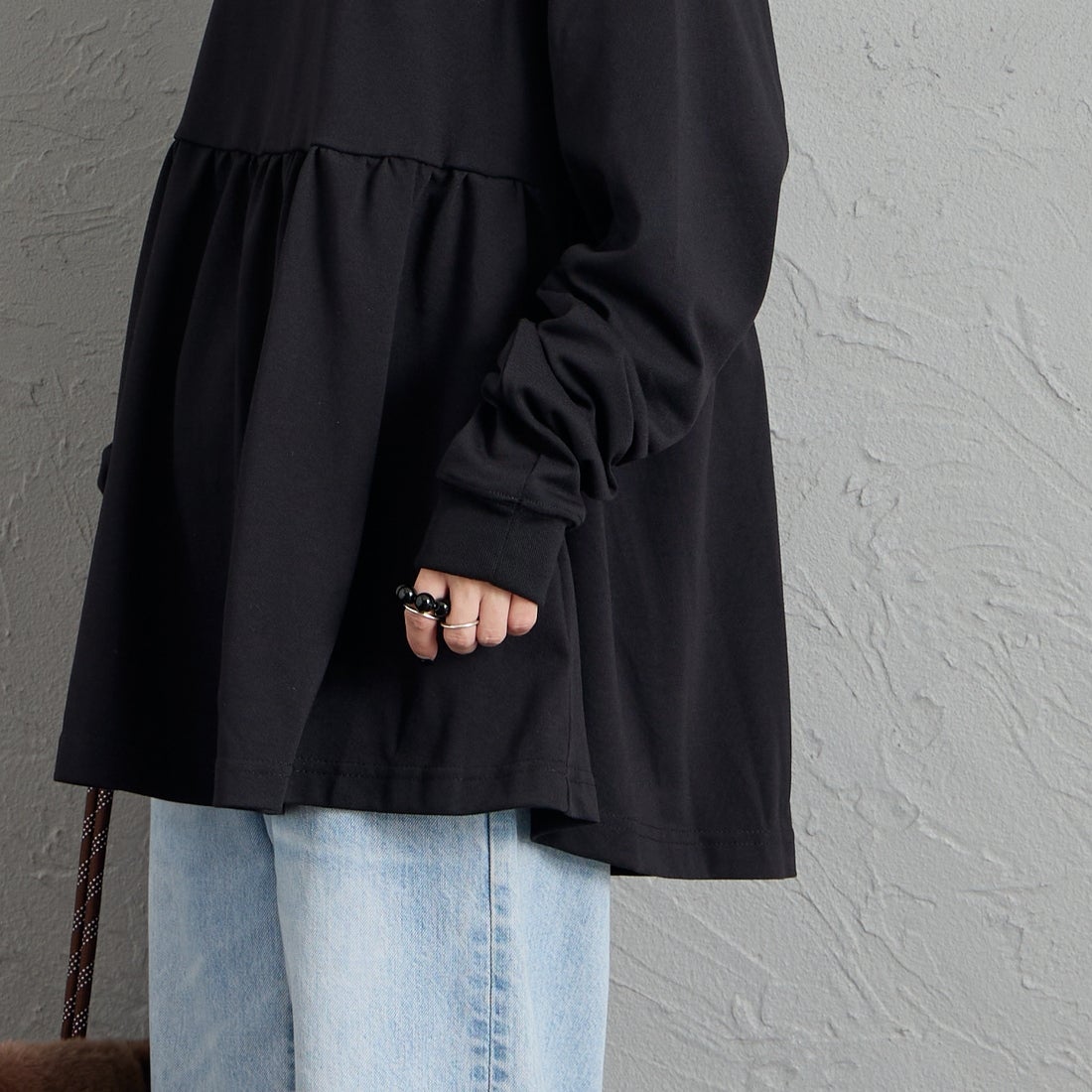 THOUSAND MILE [サウザンド マイル] ウエストギャザー ロングスリーブTシャツ [TM262TC00072] 09 BLACK &&モデル身長：150cm 着用サイズ：F&&