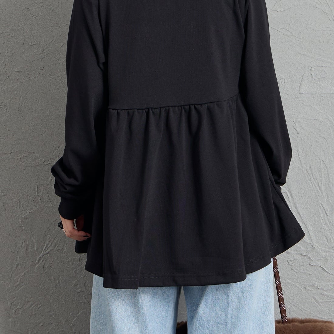 THOUSAND MILE [サウザンド マイル] ウエストギャザー ロングスリーブTシャツ [TM262TC00072] 09 BLACK &&モデル身長：150cm 着用サイズ：F&&
