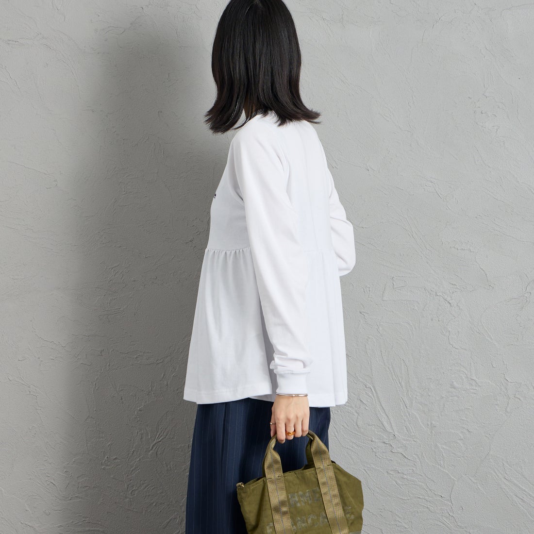 THOUSAND MILE [サウザンド マイル] ウエストギャザー ロングスリーブTシャツ [TM262TC00072] 01 WHITE &&モデル身長：162cm 着用サイズ：F&&