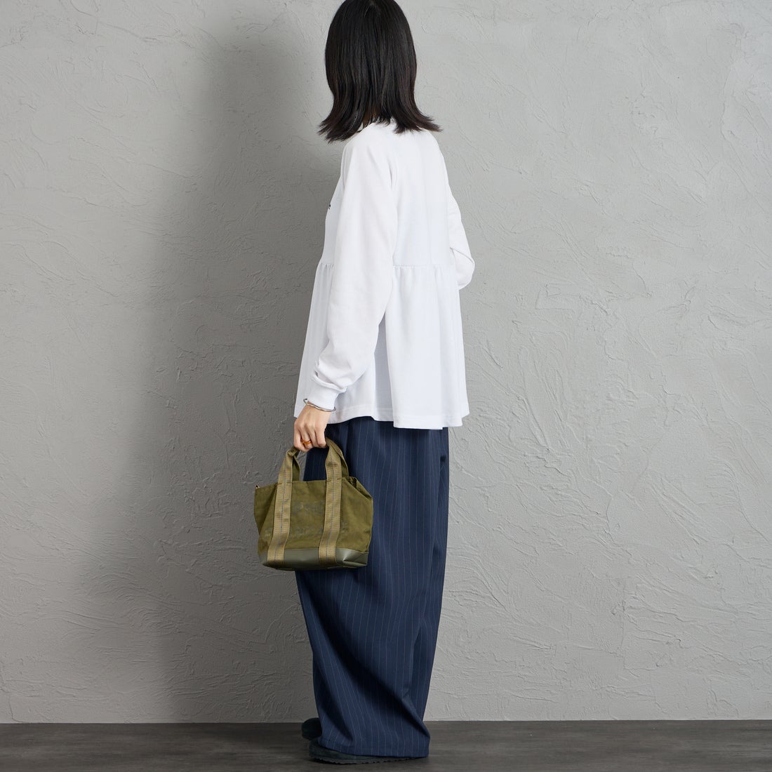 THOUSAND MILE [サウザンド マイル] ウエストギャザー ロングスリーブTシャツ [TM262TC00072] 01 WHITE &&モデル身長：162cm 着用サイズ：F&&