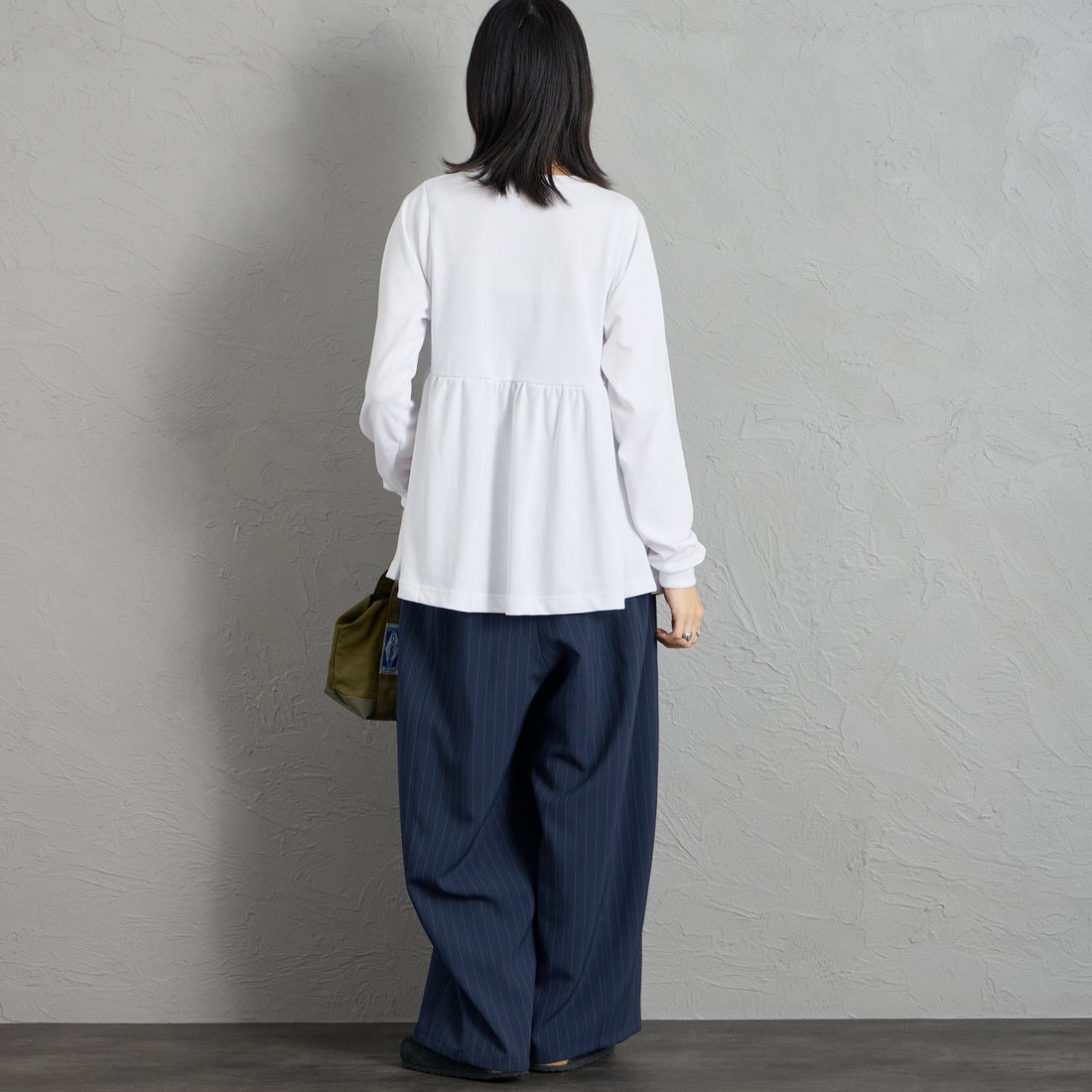 THOUSAND MILE [サウザンド マイル] ウエストギャザー ロングスリーブTシャツ [TM262TC00072] 01 WHITE &&モデル身長：162cm 着用サイズ：F&&