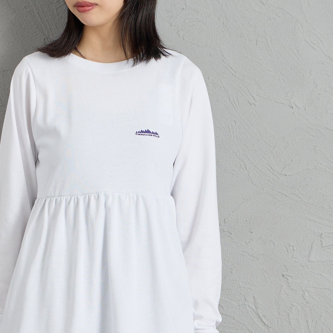 THOUSAND MILE [サウザンド マイル] ウエストギャザー ロングスリーブTシャツ [TM262TC00072] 01 WHITE &&モデル身長：162cm 着用サイズ：F&&