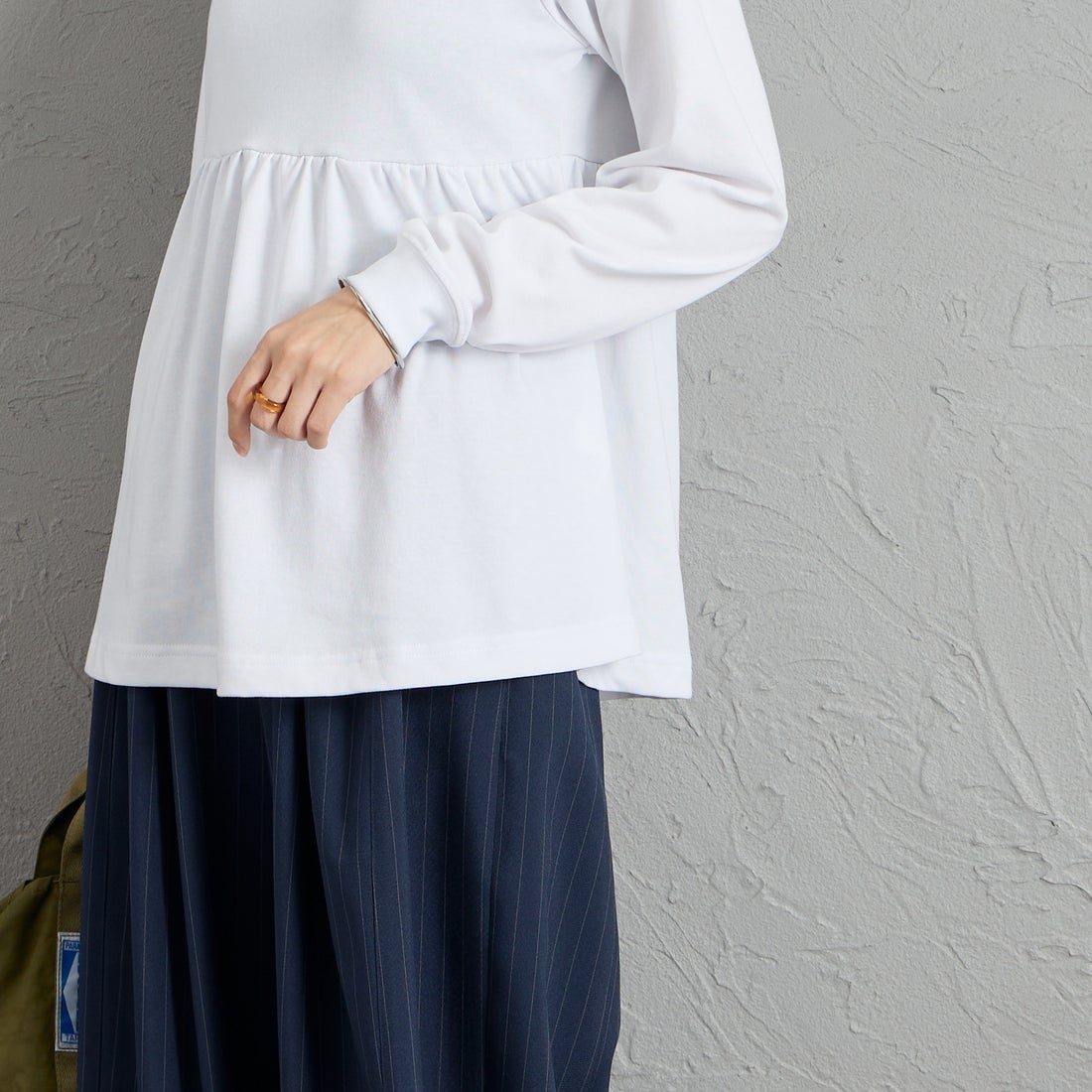 THOUSAND MILE [サウザンド マイル] ウエストギャザー ロングスリーブTシャツ [TM262TC00072] 01 WHITE &&モデル身長：162cm 着用サイズ：F&&