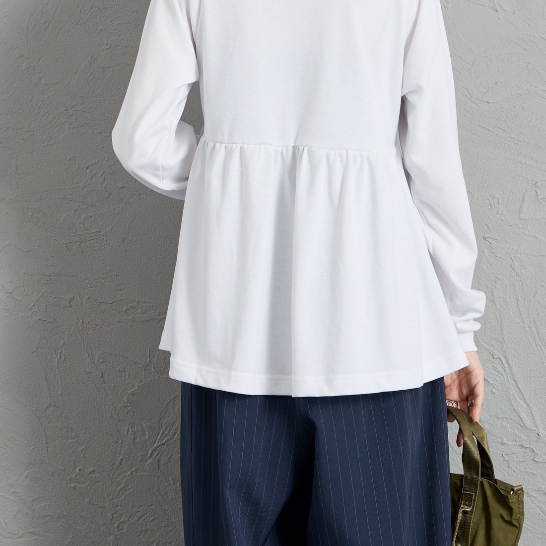 THOUSAND MILE [サウザンド マイル] ウエストギャザー ロングスリーブTシャツ [TM262TC00072] 01 WHITE &&モデル身長：162cm 着用サイズ：F&&
