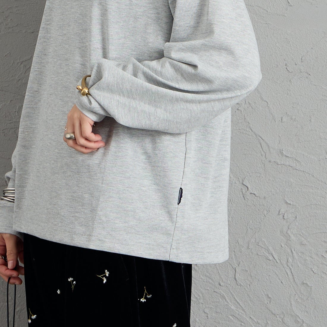 THOUSAND MILE [サウザンド マイル] ロングスリーブTシャツ [TM262TC00060] 15 MD.GRAY &&モデル身長：158cm 着用サイズ：S&&