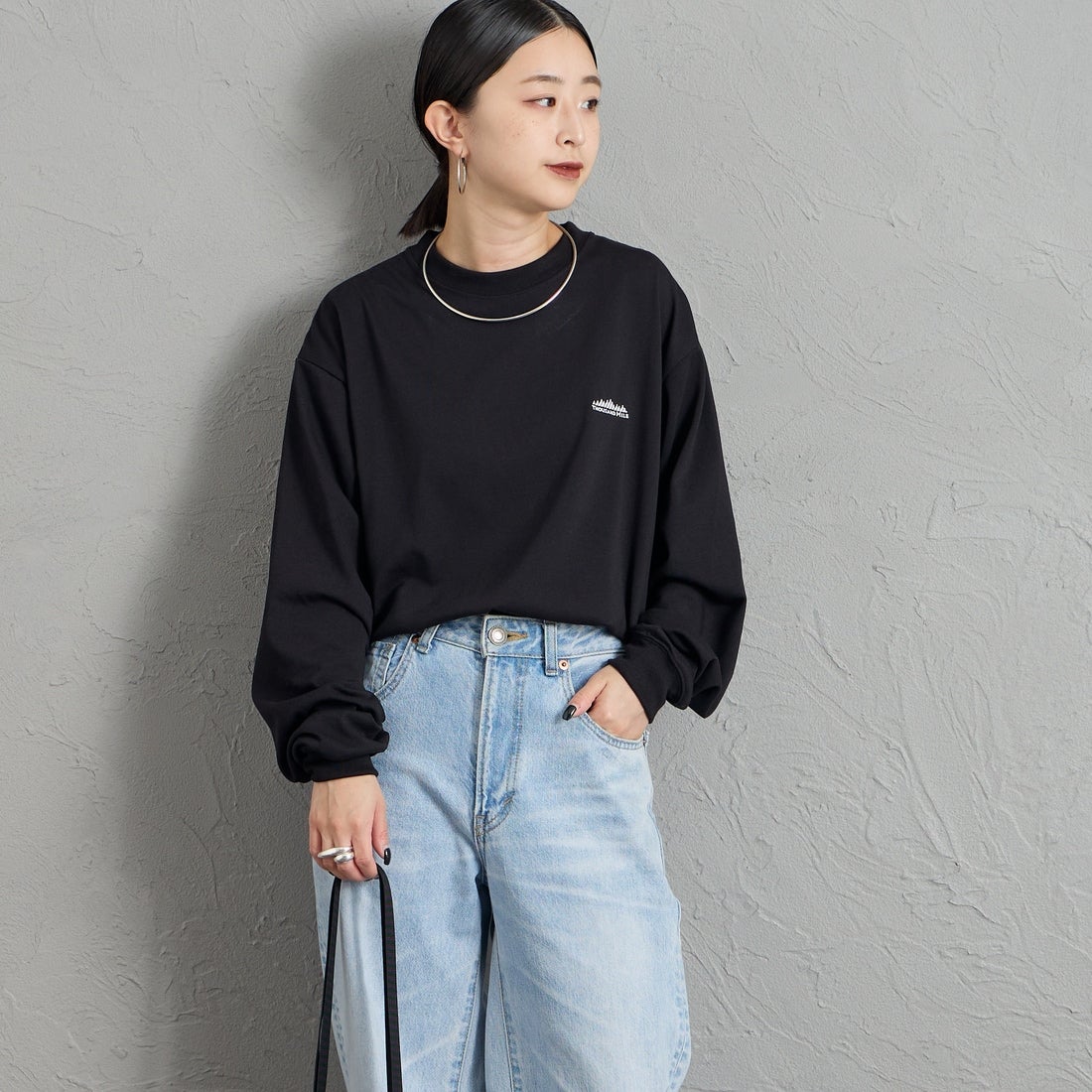 THOUSAND MILE [サウザンド マイル] ロングスリーブTシャツ [TM262TC00060] 09 BLACK &&モデル身長：150cm 着用サイズ：S&&