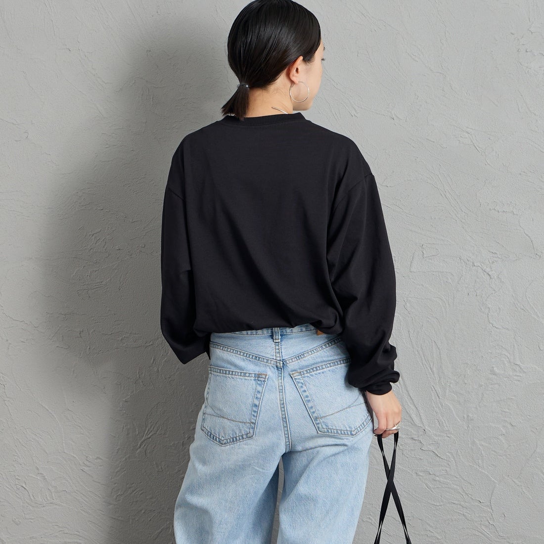 THOUSAND MILE [サウザンド マイル] ロングスリーブTシャツ [TM262TC00060] 09 BLACK &&モデル身長：150cm 着用サイズ：S&&
