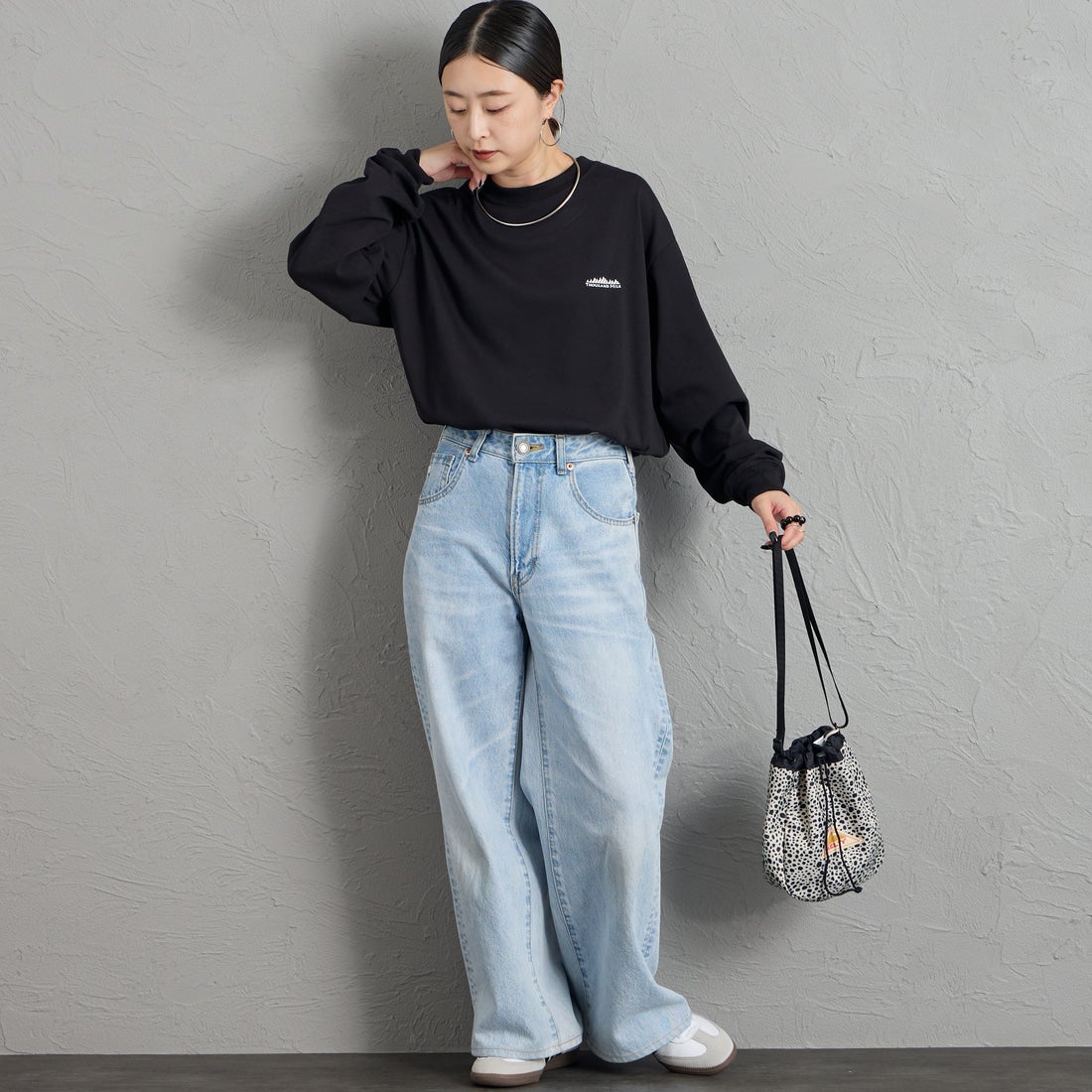 THOUSAND MILE [サウザンド マイル] ロングスリーブTシャツ [TM262TC00060] 09 BLACK &&モデル身長：150cm 着用サイズ：S&&