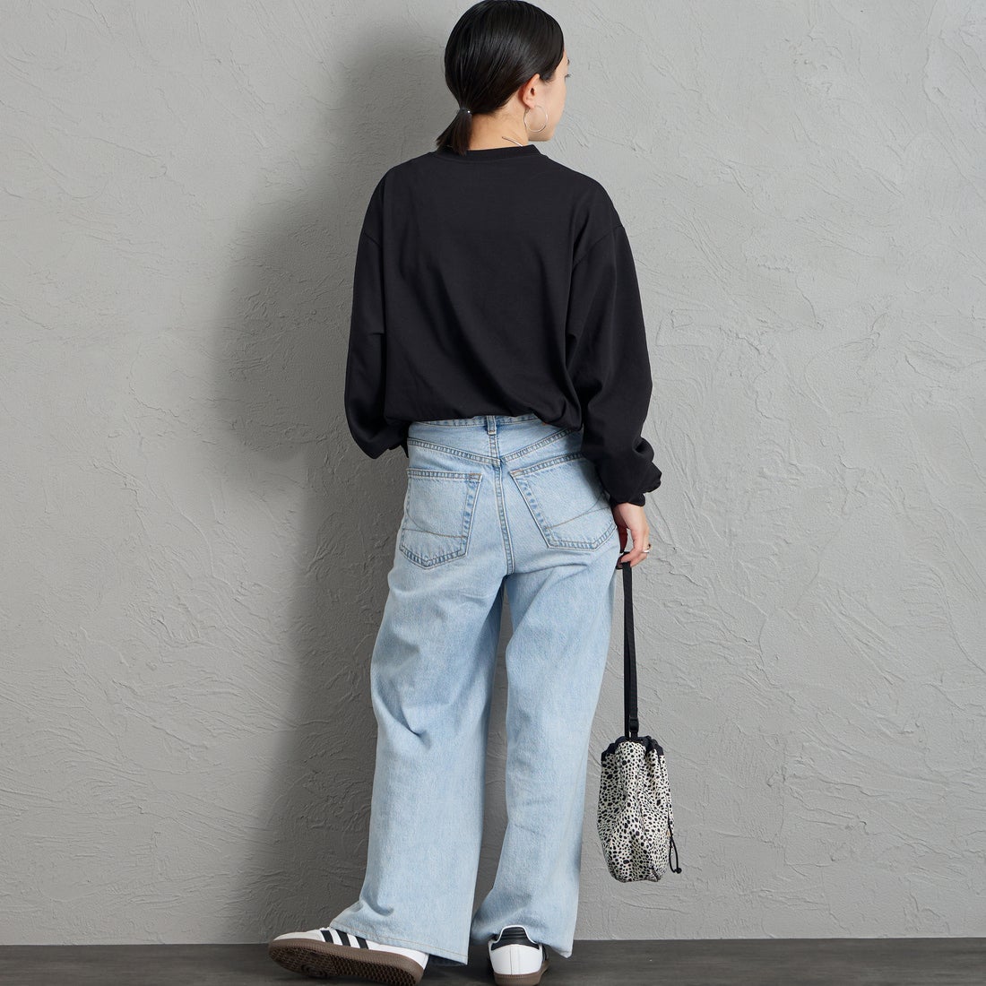 THOUSAND MILE [サウザンド マイル] ロングスリーブTシャツ [TM262TC00060] 09 BLACK &&モデル身長：150cm 着用サイズ：S&&