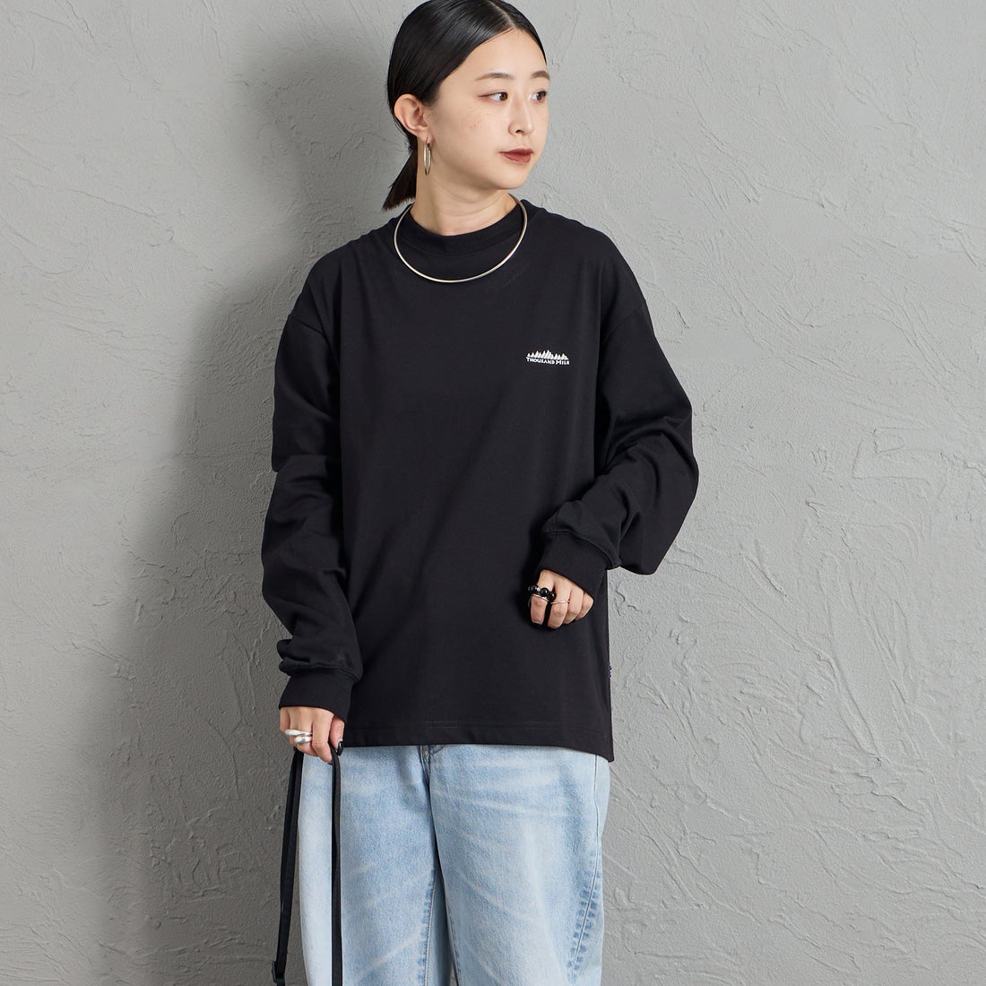 THOUSAND MILE [サウザンド マイル] ロングスリーブTシャツ [TM262TC00060] 09 BLACK &&モデル身長：150cm 着用サイズ：S&&