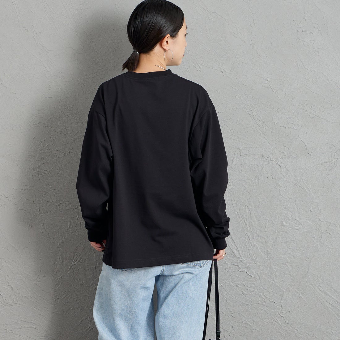 THOUSAND MILE [サウザンド マイル] ロングスリーブTシャツ [TM262TC00060] 09 BLACK &&モデル身長：150cm 着用サイズ：S&&