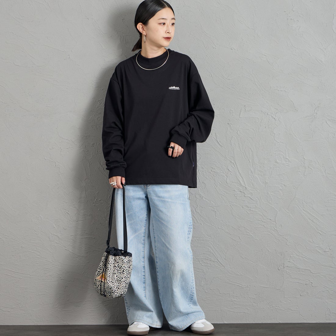 THOUSAND MILE [サウザンド マイル] ロングスリーブTシャツ [TM262TC00060] 09 BLACK &&モデル身長：150cm 着用サイズ：S&&