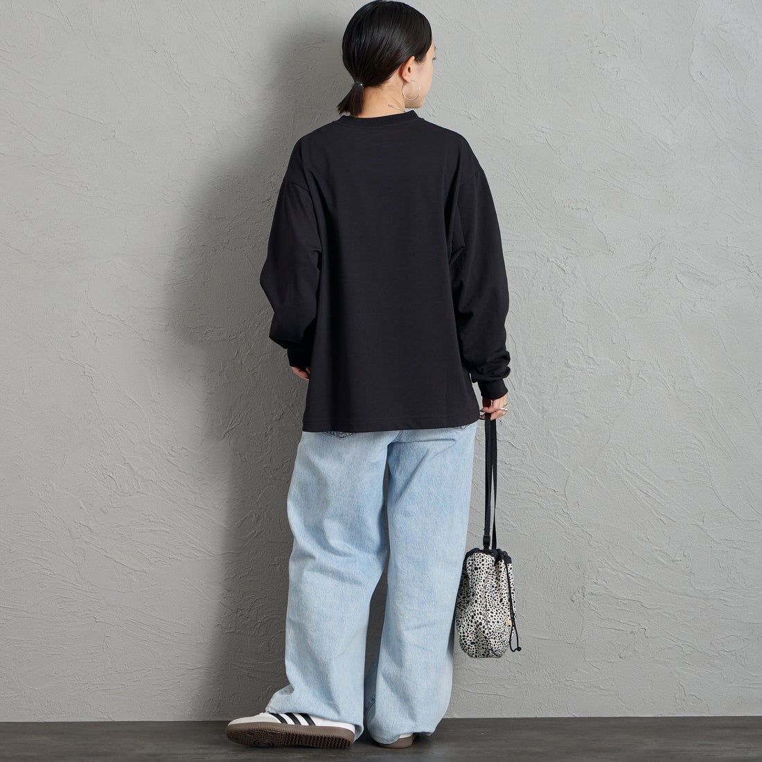 THOUSAND MILE [サウザンド マイル] ロングスリーブTシャツ [TM262TC00060] 09 BLACK &&モデル身長：150cm 着用サイズ：S&&