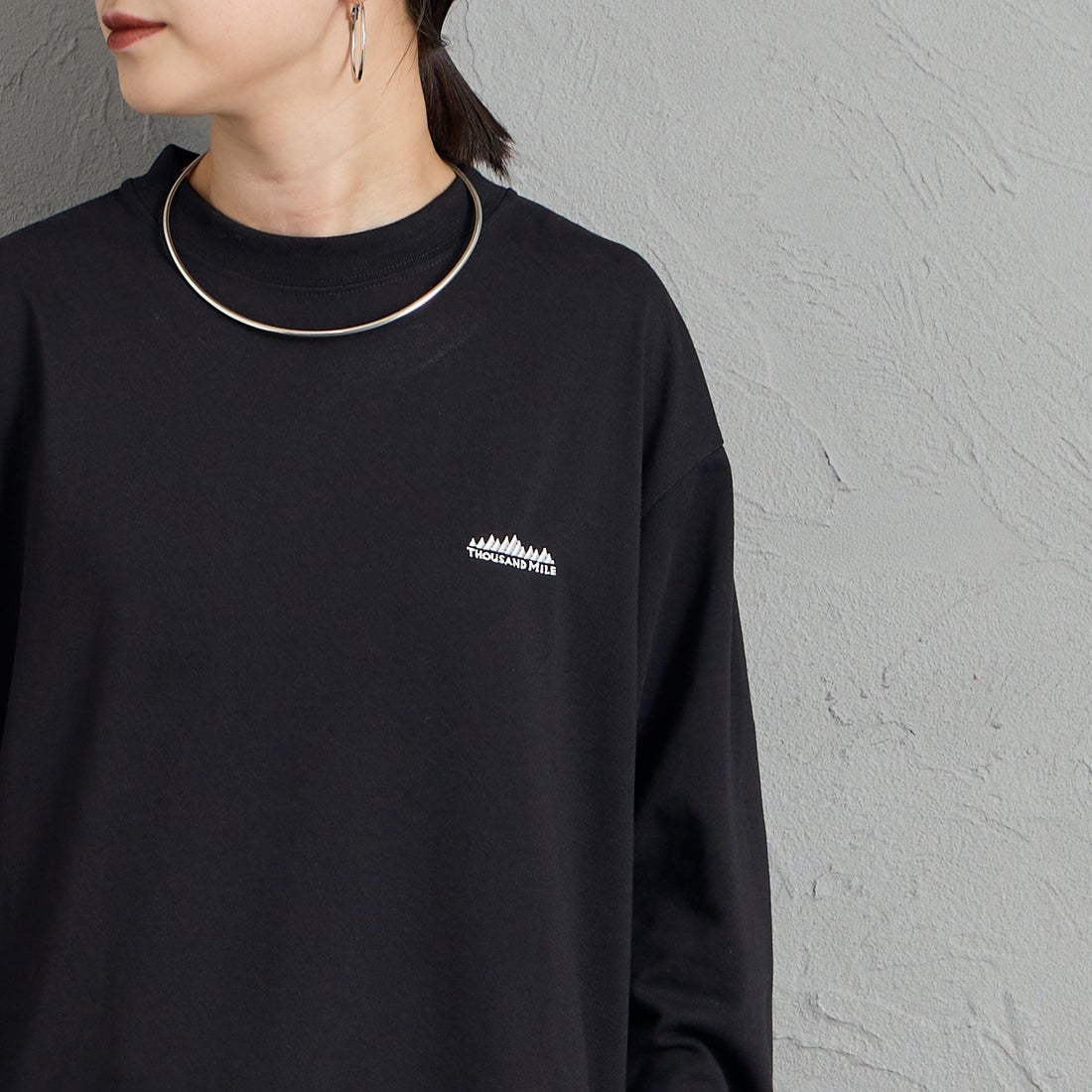 THOUSAND MILE [サウザンド マイル] ロングスリーブTシャツ [TM262TC00060] 09 BLACK &&モデル身長：150cm 着用サイズ：S&&