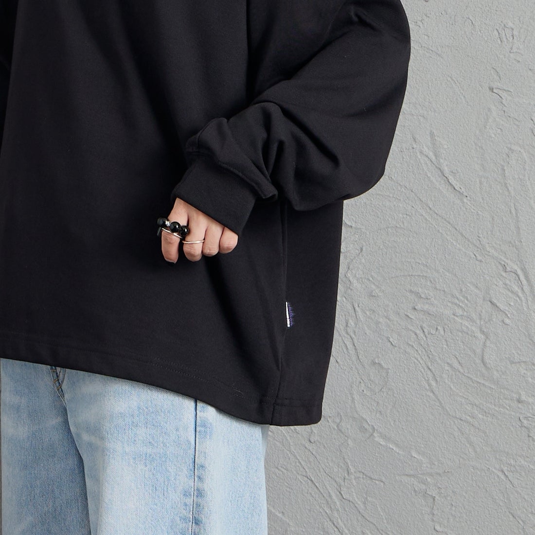 THOUSAND MILE [サウザンド マイル] ロングスリーブTシャツ [TM262TC00060] 09 BLACK &&モデル身長：150cm 着用サイズ：S&&