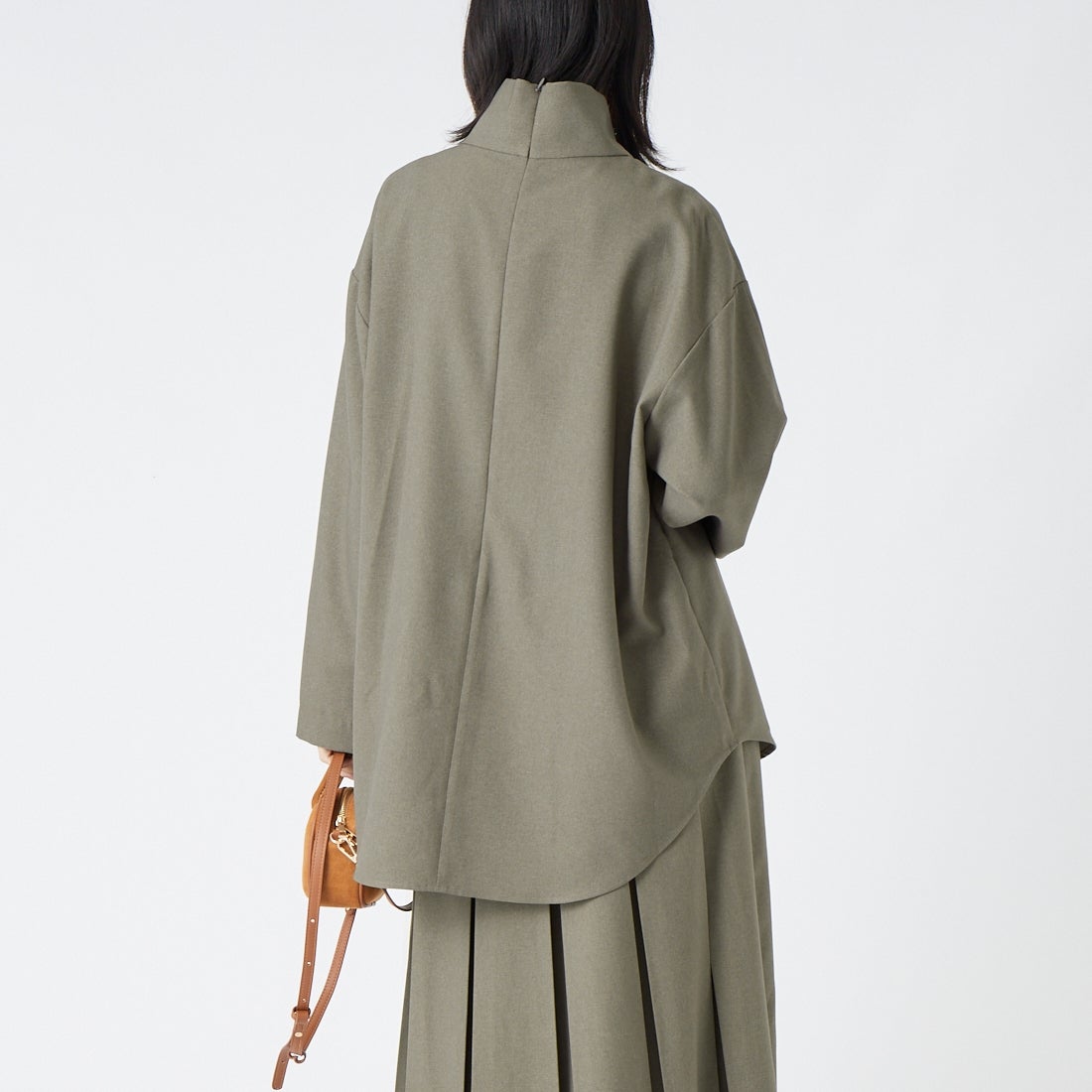 USINE [ユジーヌ] 機能素材ハイネックブラウス [21269055] ﾗｲﾄｶｰｷ &&モデル身長：162cm 着用サイズ：F&&