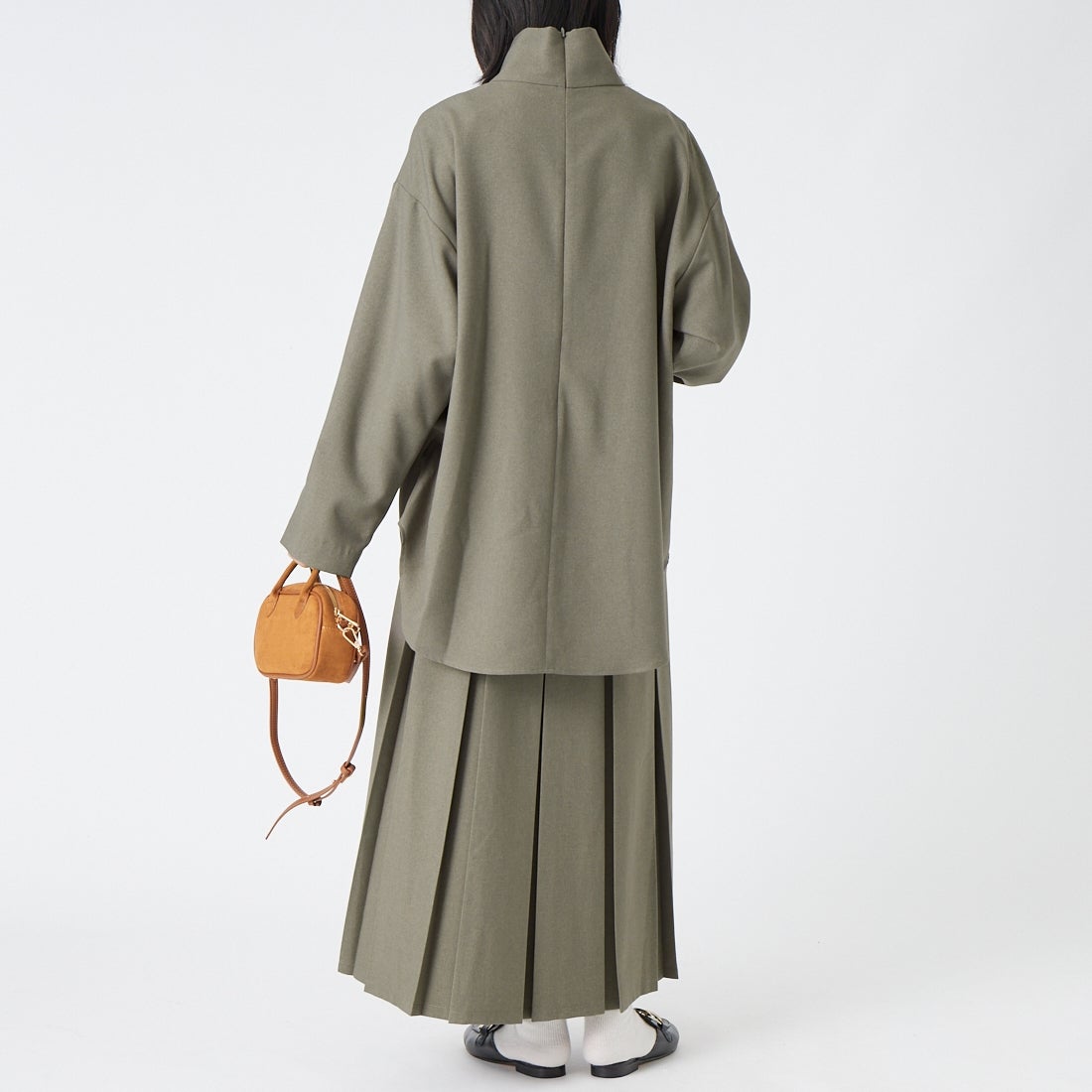 USINE [ユジーヌ] 機能素材ハイネックブラウス [21269055] ﾗｲﾄｶｰｷ &&モデル身長：162cm 着用サイズ：F&&