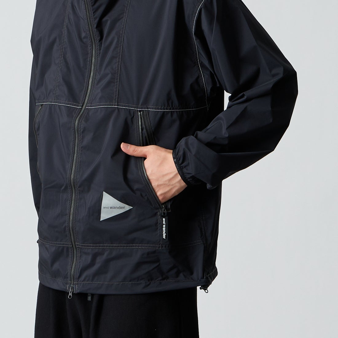 and wander [アンドワンダー] PERTEX ウィンドジャケット [5746921016] BLACK &&モデル身長：177cm 着用サイズ：M&&