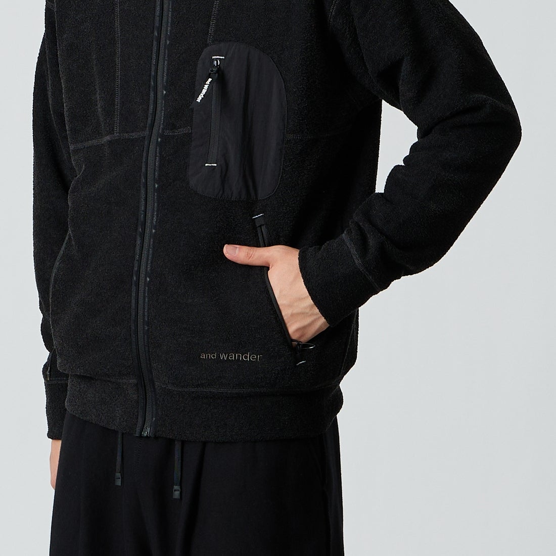 and wander [アンドワンダー] PEウォームパイル スタンドカラージップジャケット [5746284082] BLACK &&モデル身長：177cm 着用サイズ：M&&