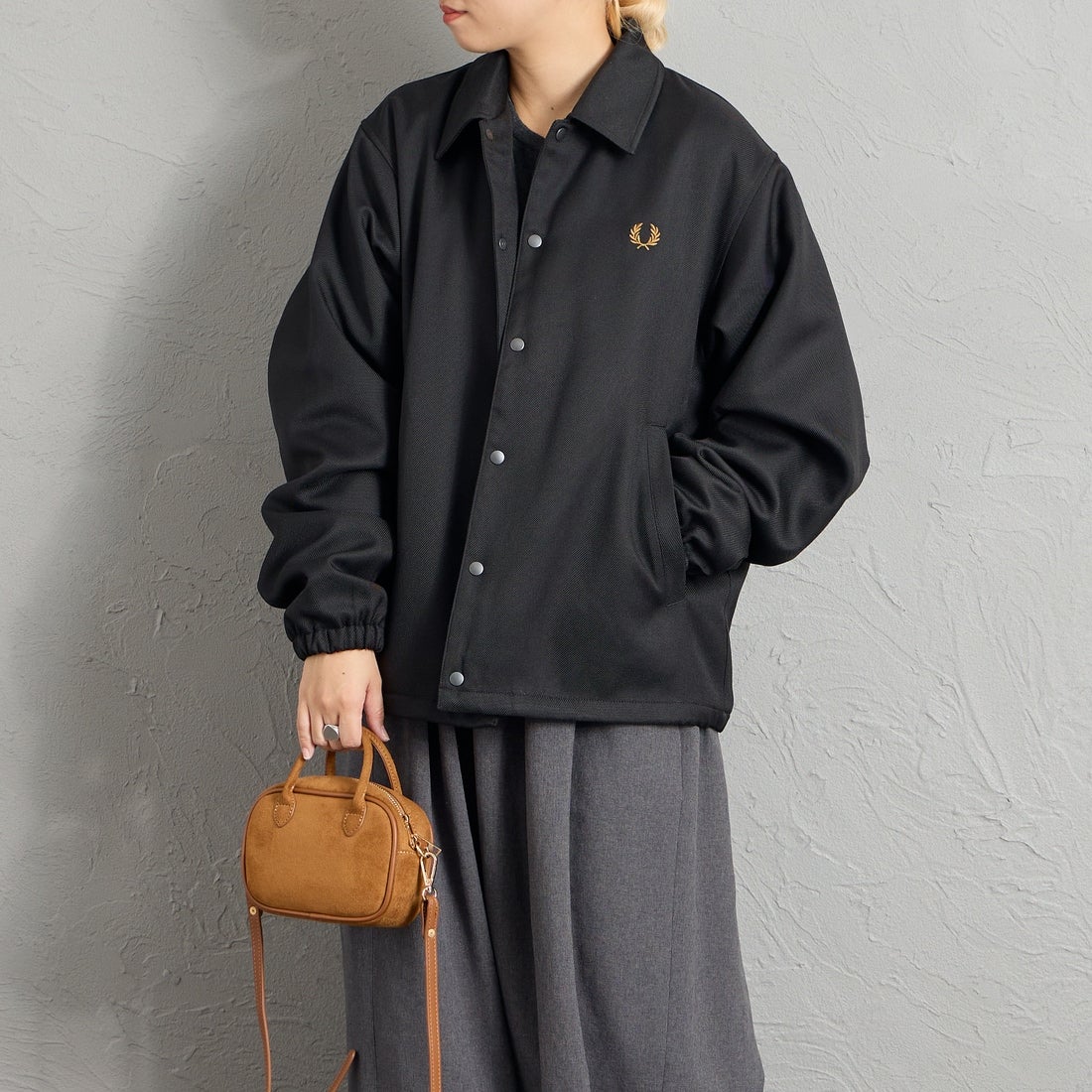FRED PERRY [フレッドペリー] 別注 パデッドボタン 中綿ジャケット [FPM-26A-003JF] BLACK/DARK &&モデル身長：156cm 着用サイズ：S&&