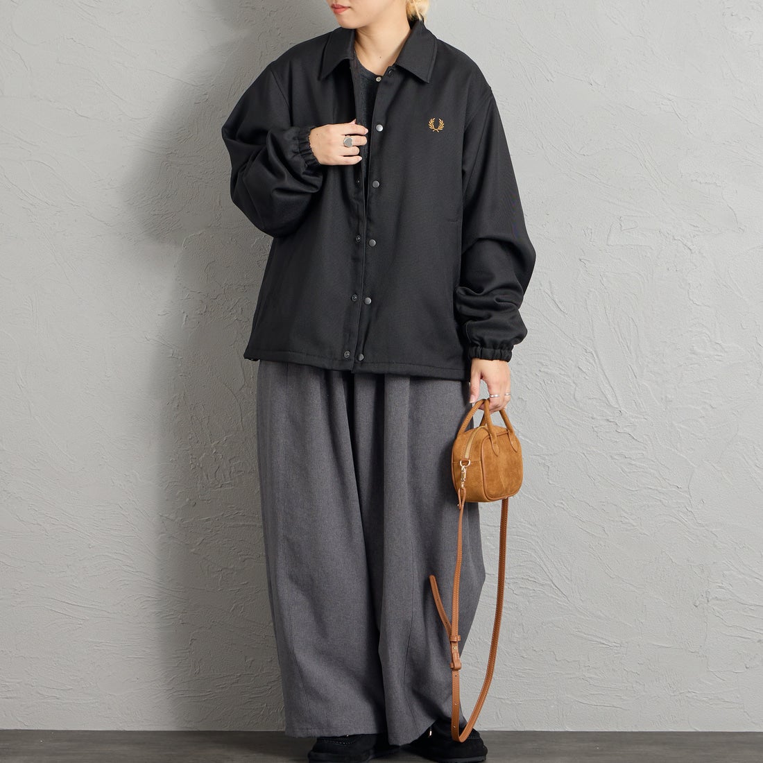 FRED PERRY [フレッドペリー] 別注 パデッドボタン 中綿ジャケット [FPM-26A-003JF] BLACK/DARK &&モデル身長：156cm 着用サイズ：S&&