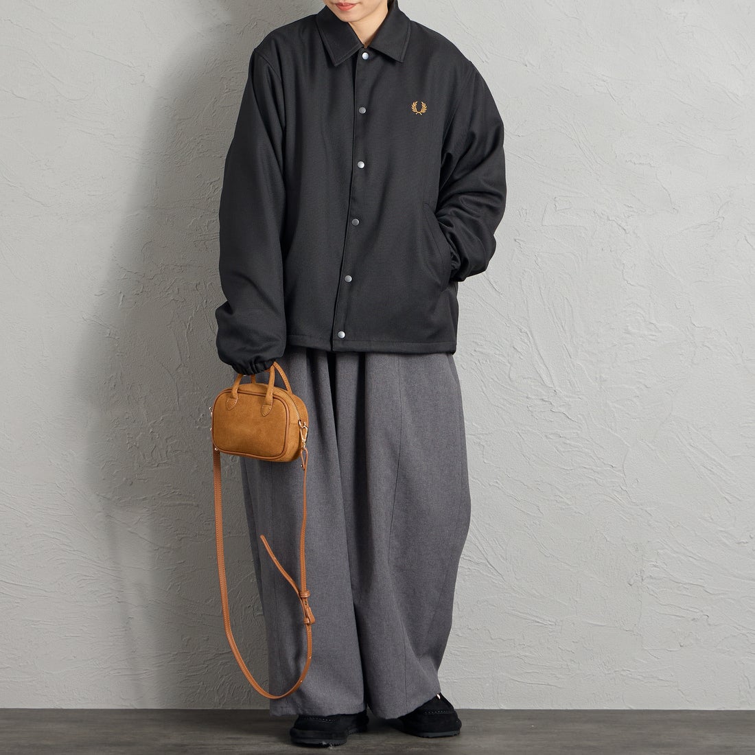 FRED PERRY [フレッドペリー] 別注 パデッドボタン 中綿ジャケット [FPM-26A-003JF] BLACK/DARK &&モデル身長：156cm 着用サイズ：S&&