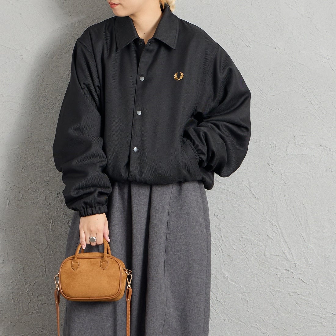 FRED PERRY [フレッドペリー] 別注 パデッドボタン 中綿ジャケット [FPM-26A-003JF] BLACK/DARK &&モデル身長：156cm 着用サイズ：S&&