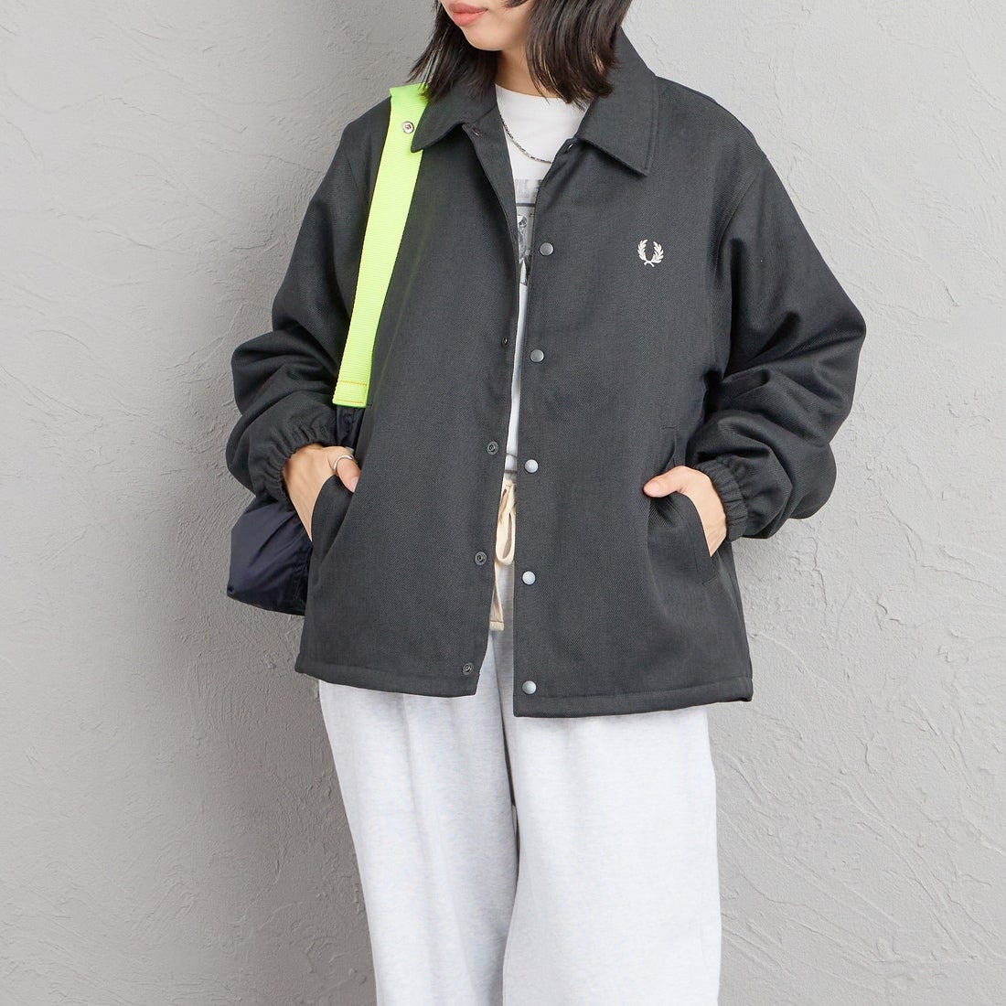 FRED PERRY [フレッドペリー] 別注 パデッドボタン 中綿ジャケット [FPM-26A-003JF] CHACOAL MA &&モデル身長：162cm 着用サイズ：S&&