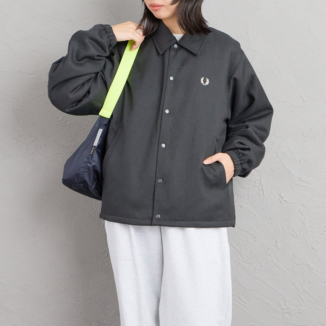 FRED PERRY [フレッドペリー] 別注 パデッドボタン 中綿ジャケット [FPM-26A-003JF] CHACOAL MA &&モデル身長：162cm 着用サイズ：S&&