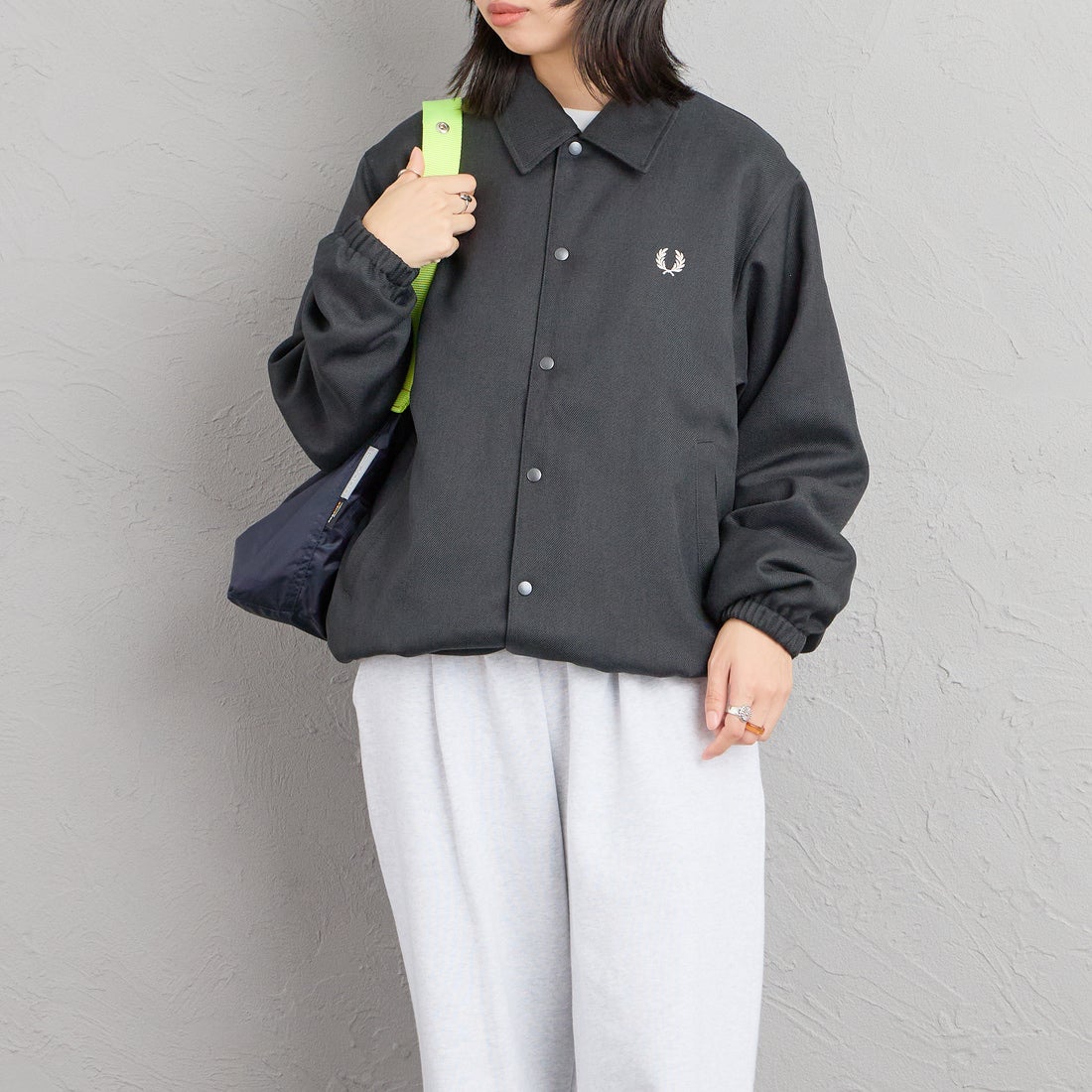 FRED PERRY [フレッドペリー] 別注 パデッドボタン 中綿ジャケット [FPM-26A-003JF] CHACOAL MA &&モデル身長：162cm 着用サイズ：S&&