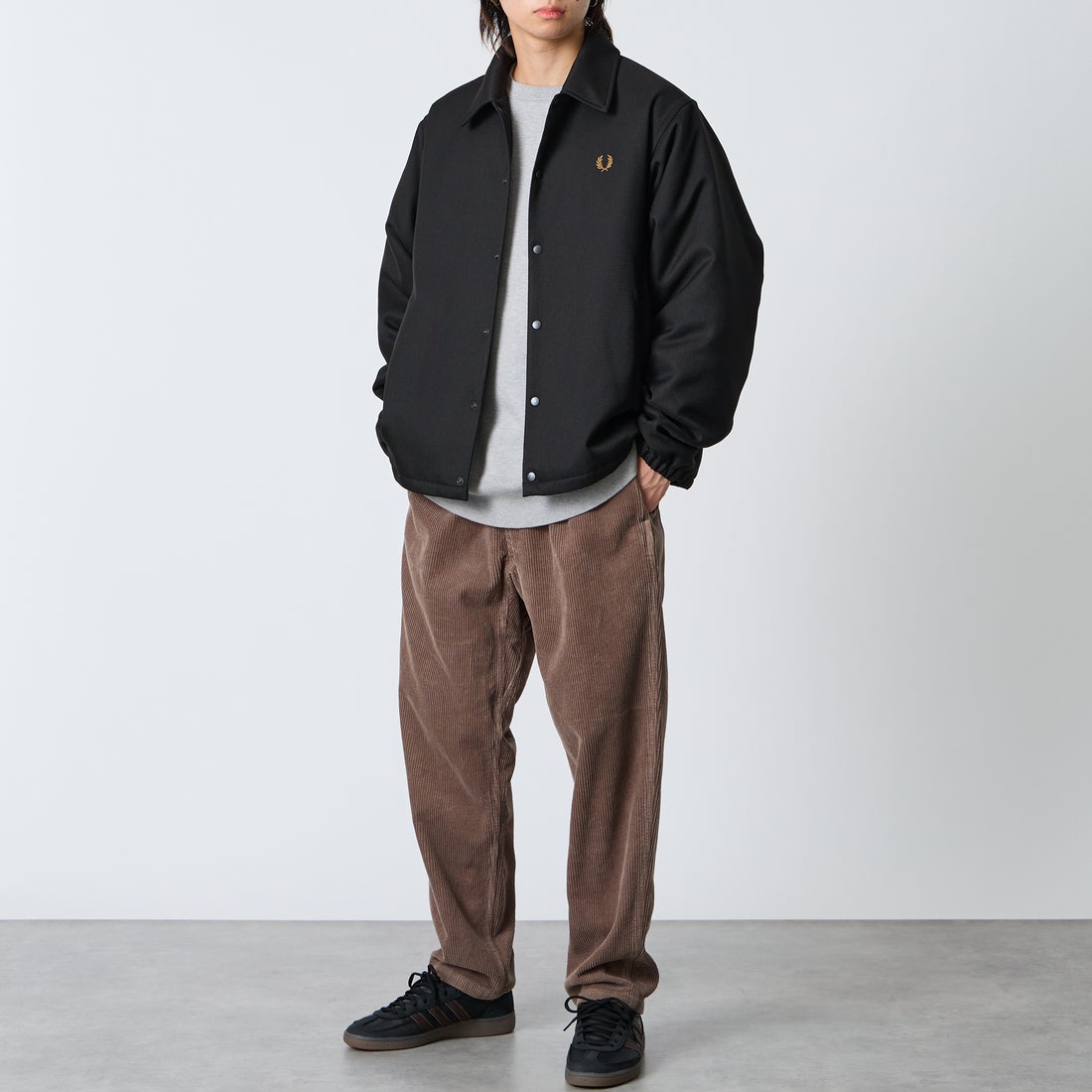 FRED PERRY [フレッドペリー] 別注 パデッドボタン 中綿ジャケット [FPM-26A-003JF] BLACK/DARK &&モデル身長：177cm 着用サイズ：L&&