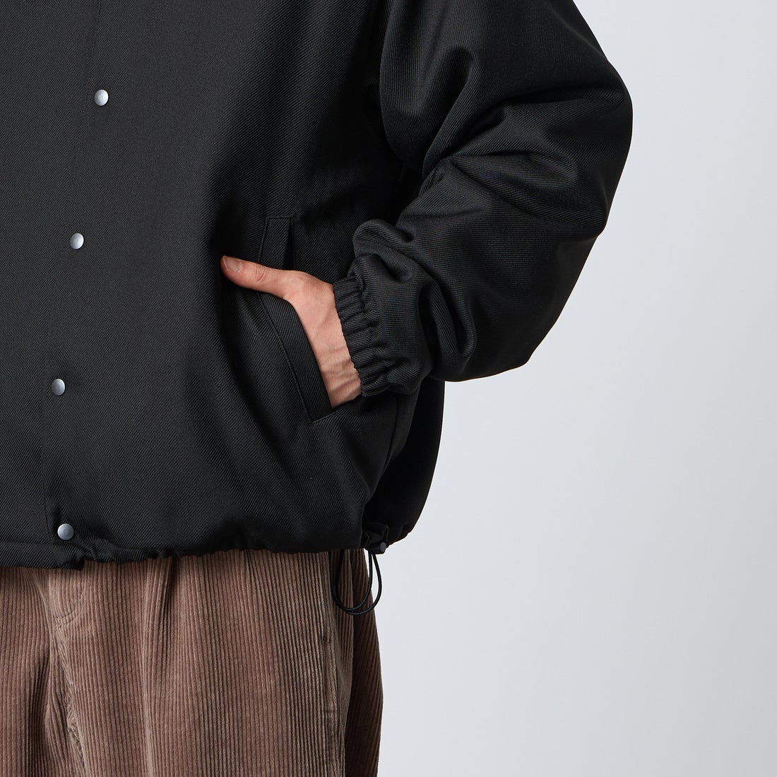 FRED PERRY [フレッドペリー] 別注 パデッドボタン 中綿ジャケット [FPM-26A-003JF] BLACK/DARK &&モデル身長：177cm 着用サイズ：L&&