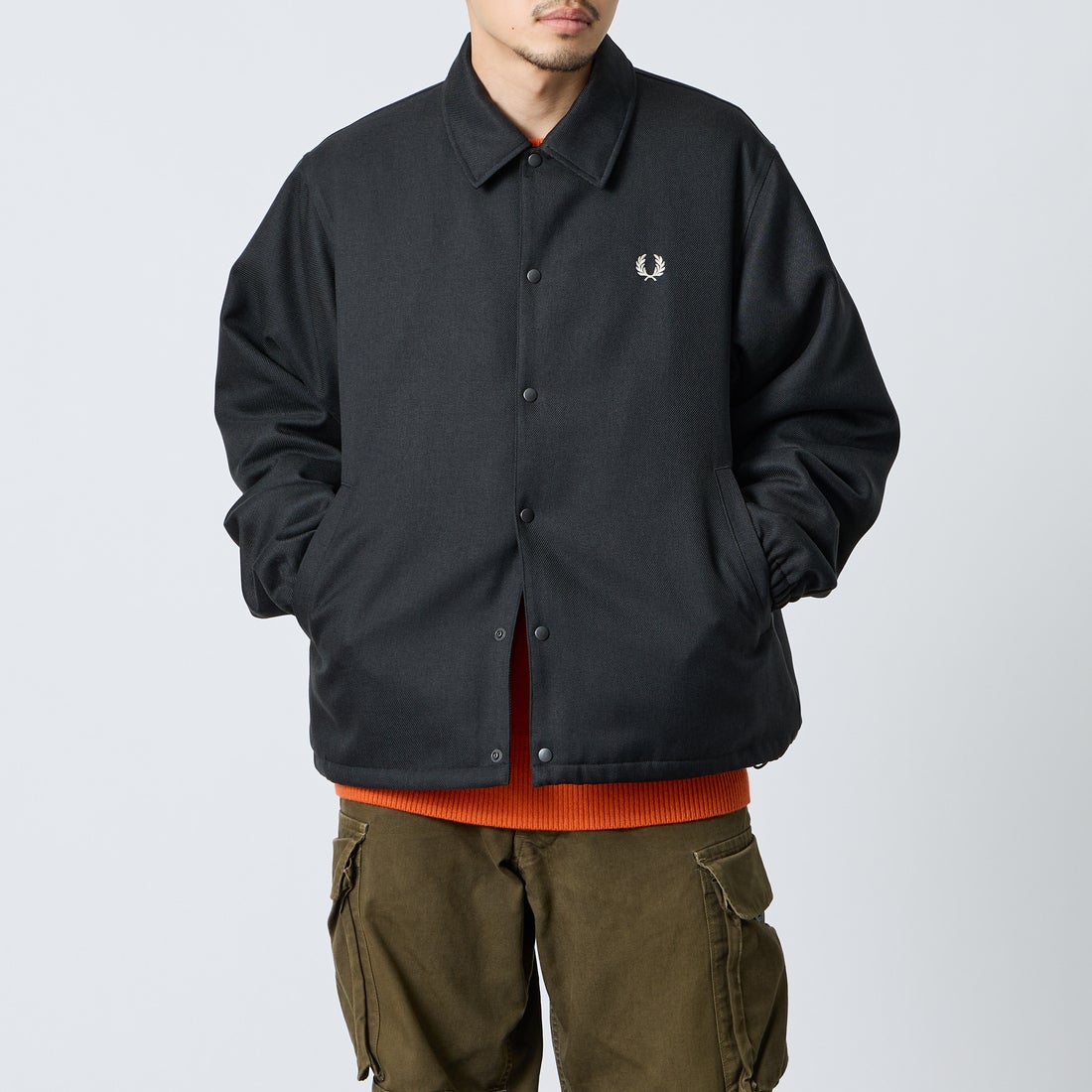 FRED PERRY [フレッドペリー] 別注 パデッドボタン 中綿ジャケット [FPM-26A-003JF] CHACOAL MA &&モデル身長：168cm 着用サイズ：L&&