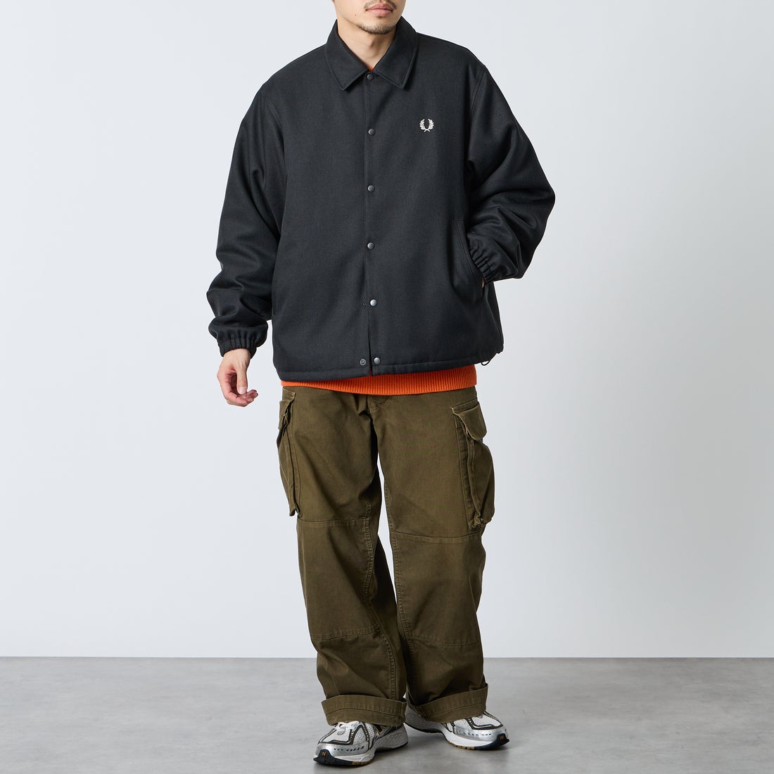 FRED PERRY [フレッドペリー] 別注 パデッドボタン 中綿ジャケット [FPM-26A-003JF] CHACOAL MA &&モデル身長：168cm 着用サイズ：L&&
