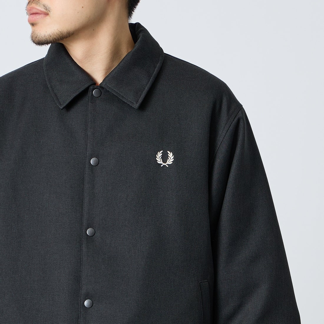 FRED PERRY [フレッドペリー] 別注 パデッドボタン 中綿ジャケット [FPM-26A-003JF] CHACOAL MA &&モデル身長：168cm 着用サイズ：L&&
