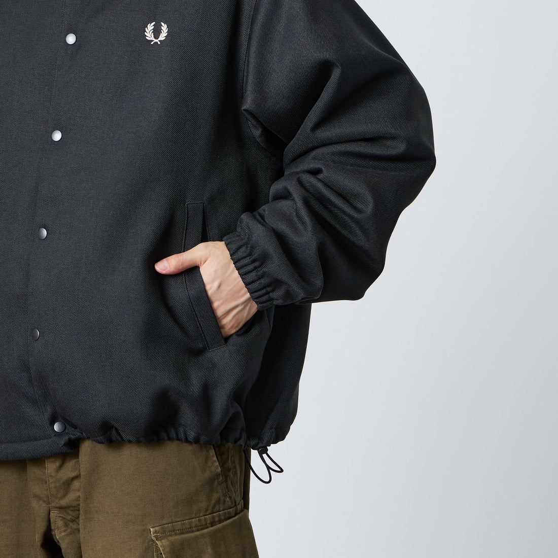 FRED PERRY [フレッドペリー] 別注 パデッドボタン 中綿ジャケット [FPM-26A-003JF] CHACOAL MA &&モデル身長：168cm 着用サイズ：L&&
