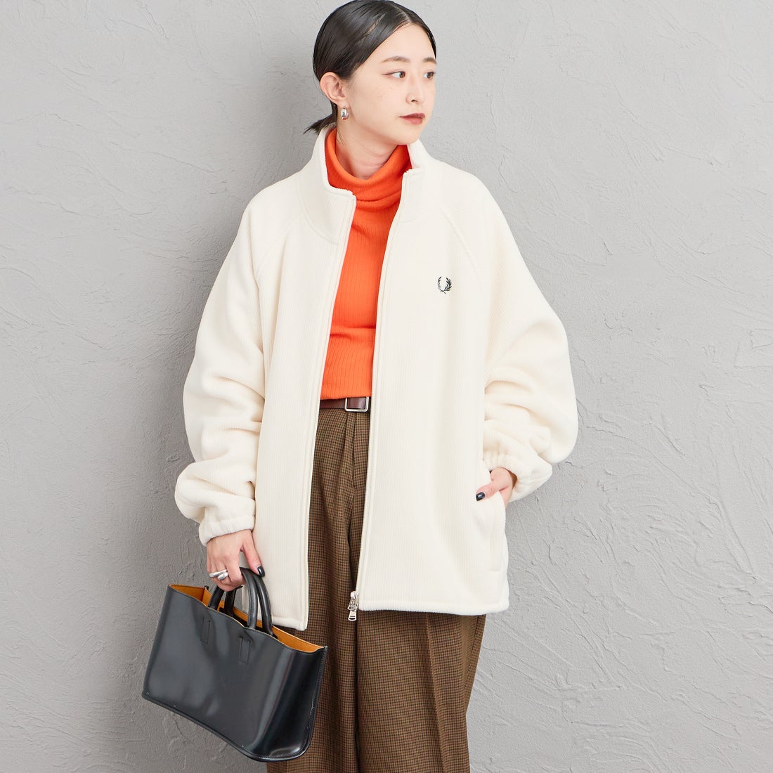FRED PERRY [フレッドペリー] 別注 コード フリースジャケット [FPM-26A-005JF] ECRU/NIGHT &&モデル身長：150cm 着用サイズ：S&&