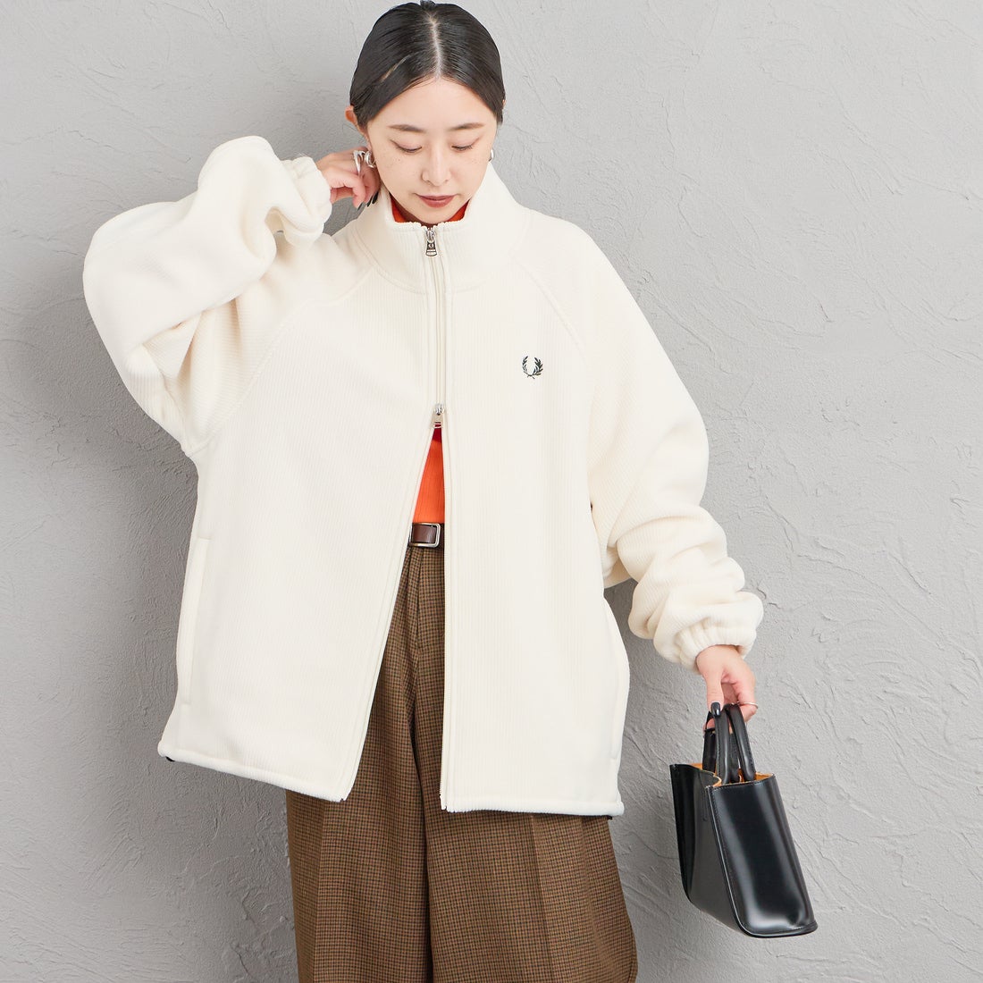 FRED PERRY [フレッドペリー] 別注 コード フリースジャケット [FPM-26A-005JF] ECRU/NIGHT &&モデル身長：150cm 着用サイズ：S&&