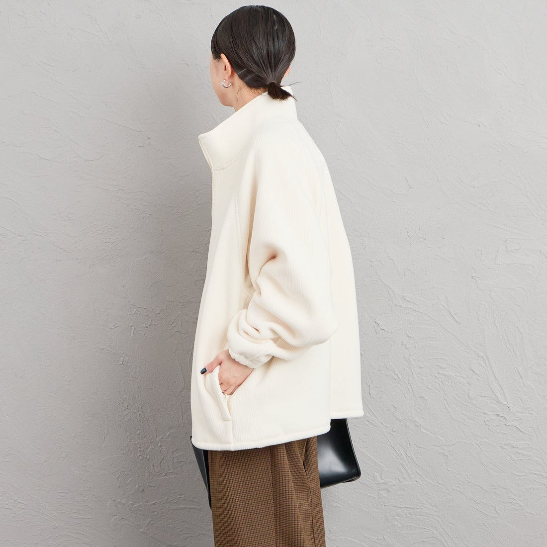 FRED PERRY [フレッドペリー] 別注 コード フリースジャケット [FPM-26A-005JF] ECRU/NIGHT &&モデル身長：150cm 着用サイズ：S&&フレッドペリー] 別注 コード フリースジャケット [FPM-26A-005JF] ECRU/NIGHT