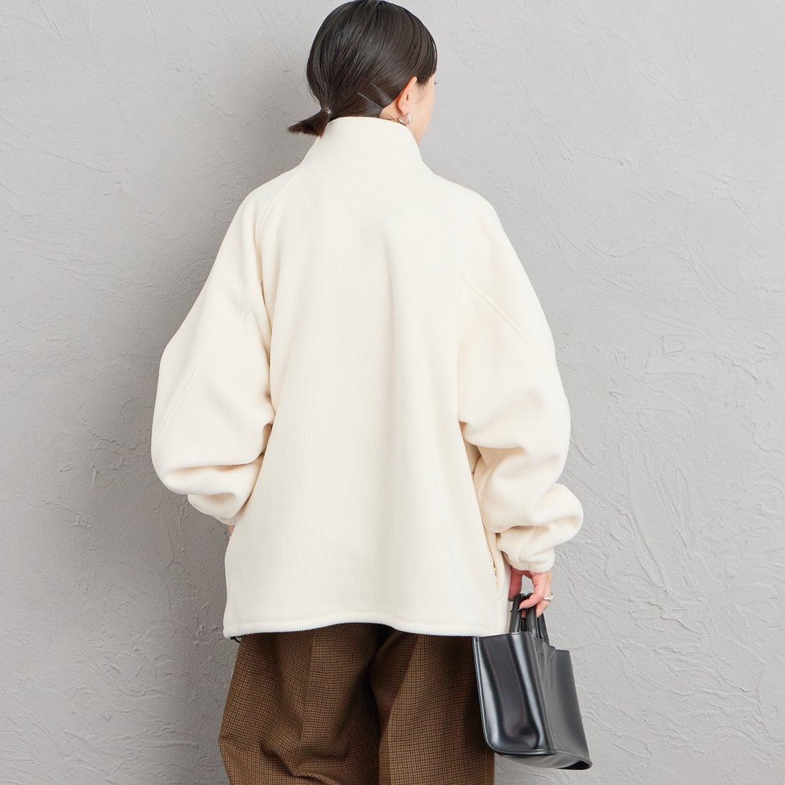 FRED PERRY [フレッドペリー] 別注 コード フリースジャケット [FPM-26A-005JF] ECRU/NIGHT &&モデル身長：150cm 着用サイズ：S&&