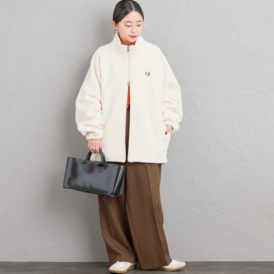 FRED PERRY [フレッドペリー] 別注 コード フリースジャケット [FPM-26A-005JF] ECRU/NIGHT &&モデル身長：150cm 着用サイズ：S&&