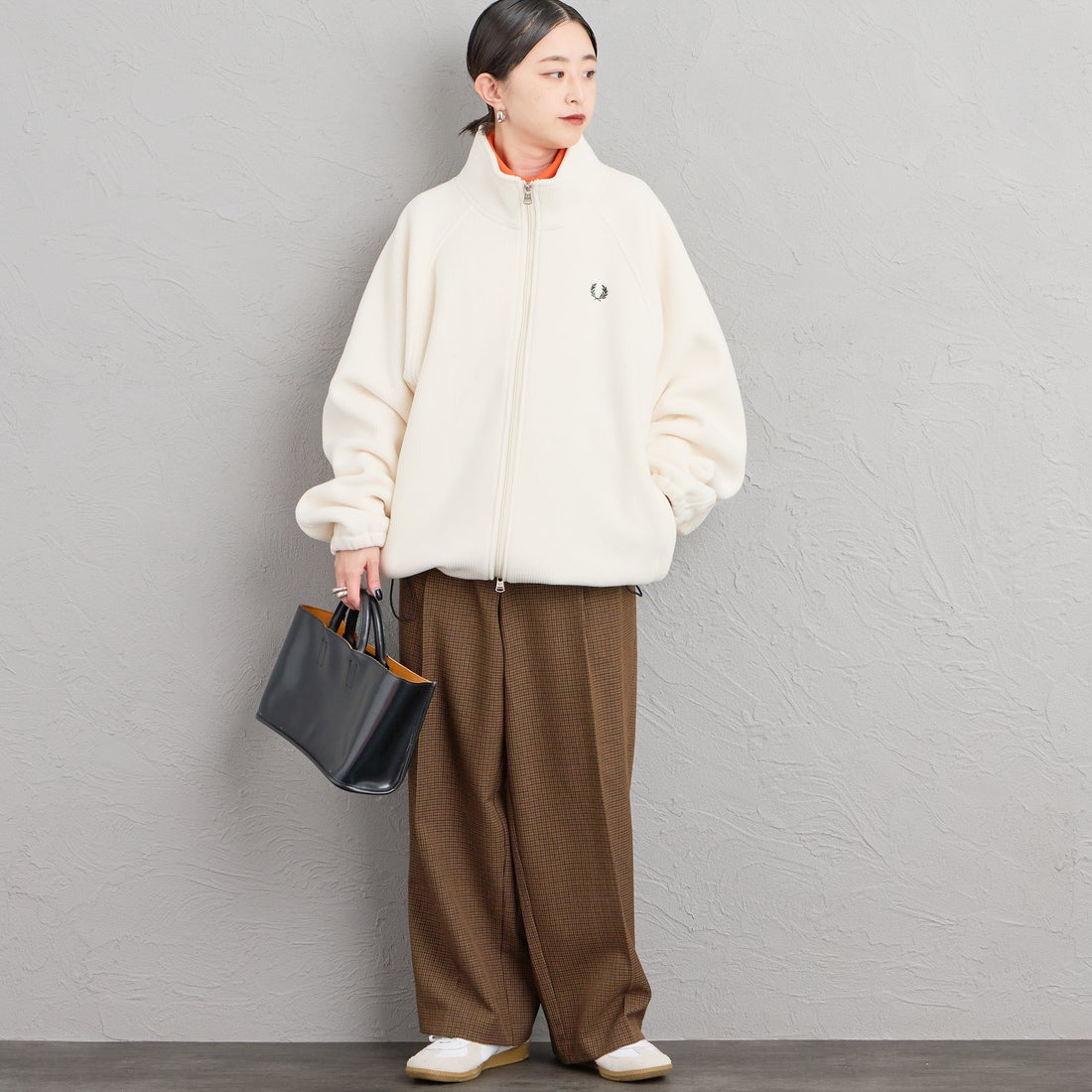 FRED PERRY [フレッドペリー] 別注 コード フリースジャケット [FPM-26A-005JF] ECRU/NIGHT &&モデル身長：150cm 着用サイズ：S&&