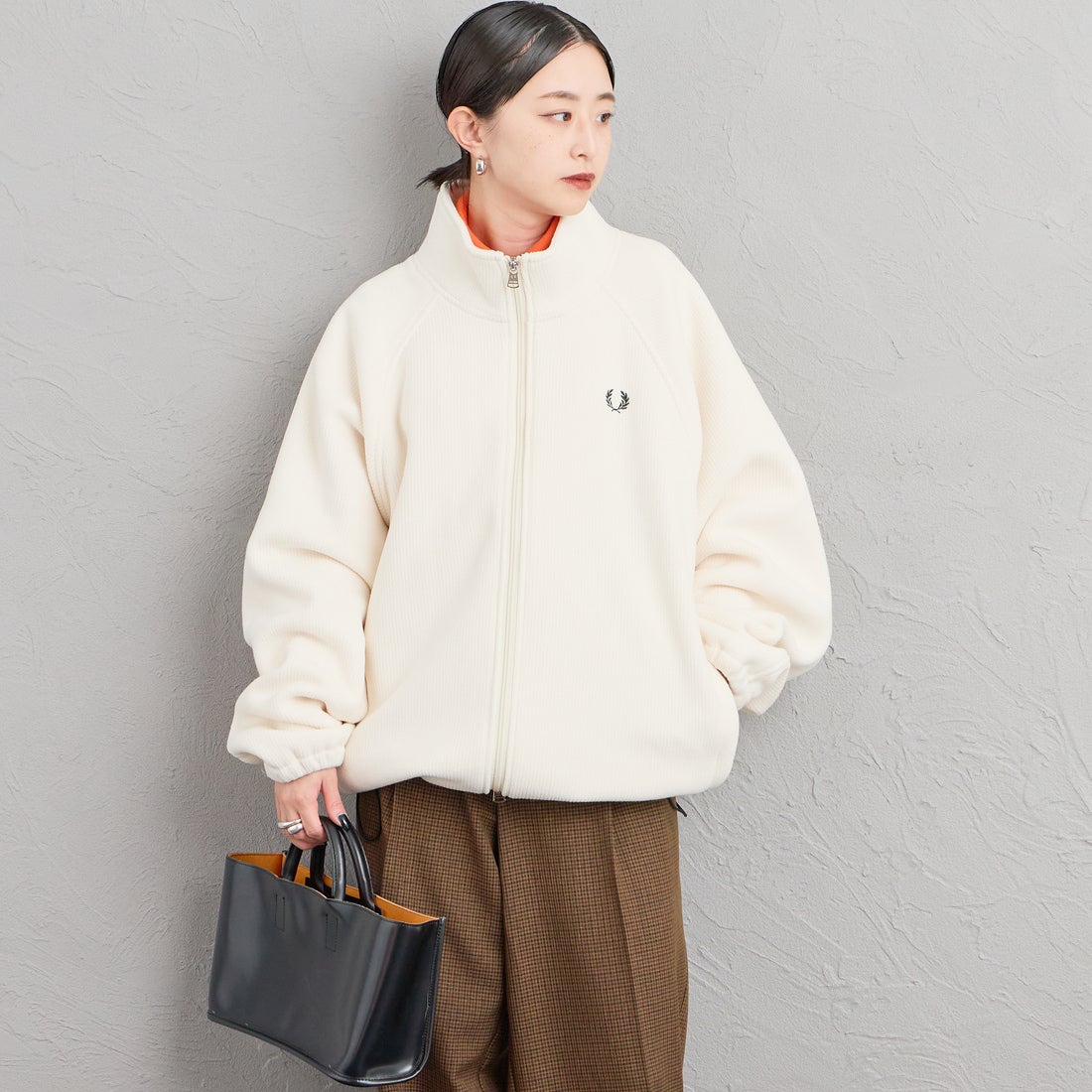 FRED PERRY [フレッドペリー] 別注 コード フリースジャケット [FPM-26A-005JF] ECRU/NIGHT &&モデル身長：150cm 着用サイズ：S&&