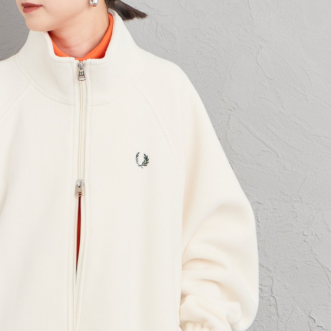 FRED PERRY [フレッドペリー] 別注 コード フリースジャケット [FPM-26A-005JF] ECRU/NIGHT &&モデル身長：150cm 着用サイズ：S&&