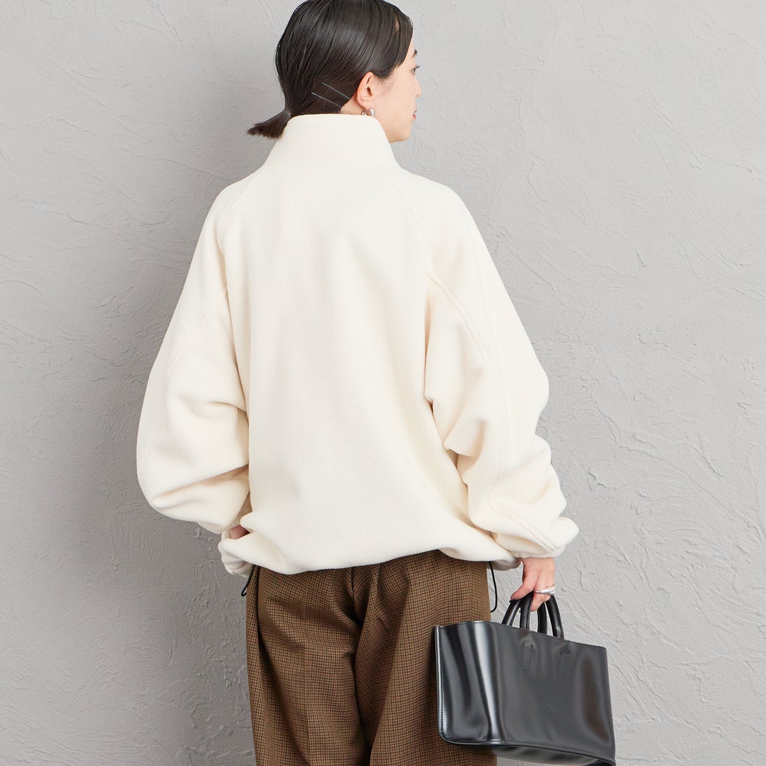 FRED PERRY [フレッドペリー] 別注 コード フリースジャケット [FPM-26A-005JF] ECRU/NIGHT &&モデル身長：150cm 着用サイズ：S&&