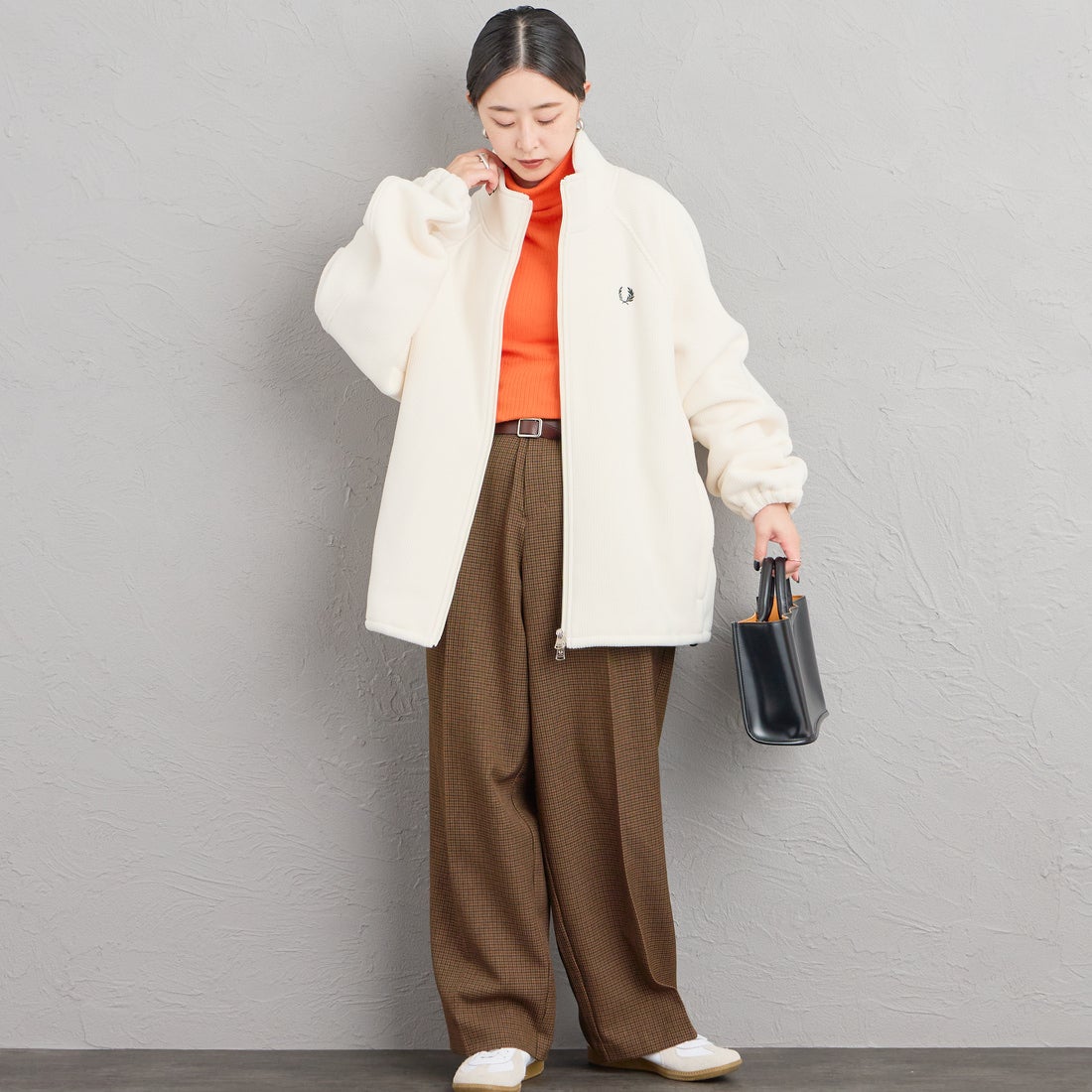 FRED PERRY [フレッドペリー] 別注 コード フリースジャケット [FPM-26A-005JF] ECRU/NIGHT &&モデル身長：150cm 着用サイズ：S&&